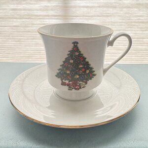 Sea Gull Fine China Christmas tea cup‎ and saucer